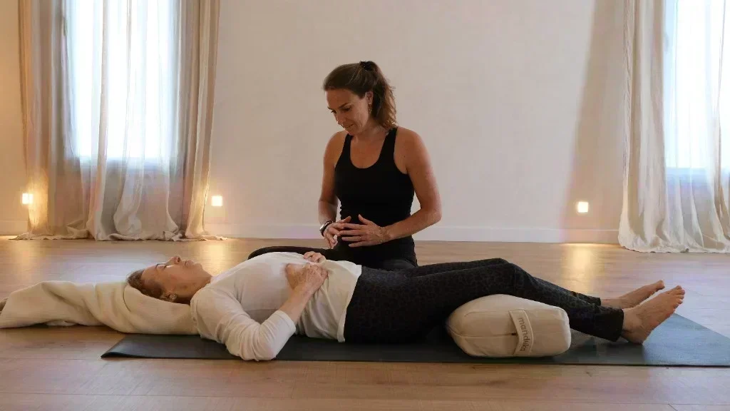 Sesión privada de yoga en YogaBond con Nicole Kneepkens
