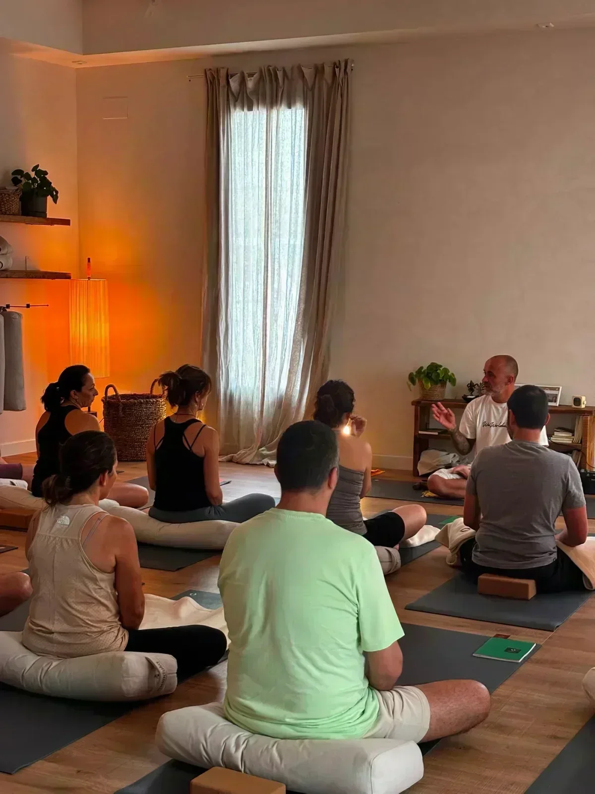 Clase de yoga en grupo en la sala de YogaBond