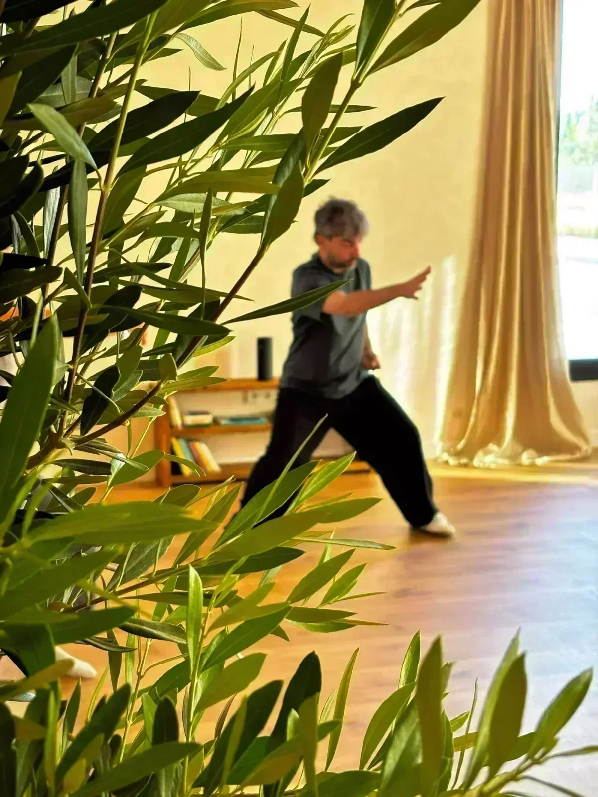 Práctica de movimiento consciente en el estudio YogaBond