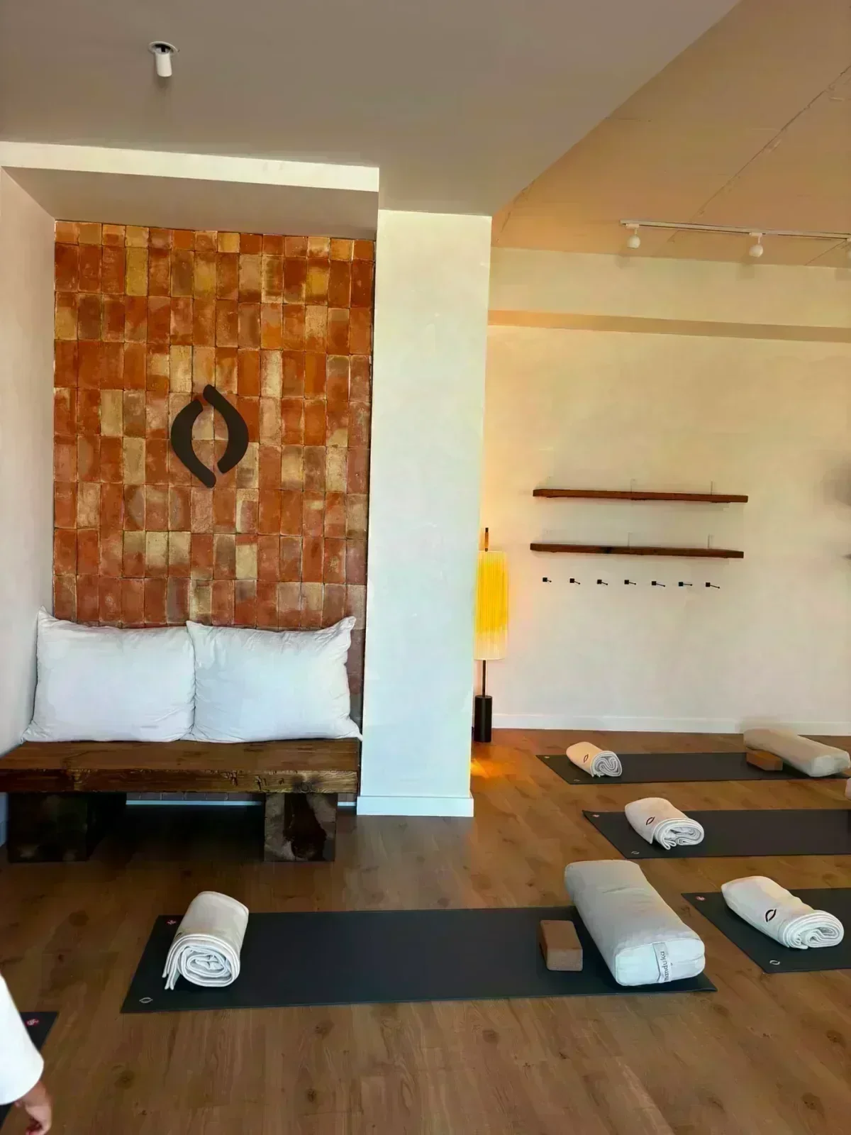Rincón con pared de ladrillo y logo YogaBond