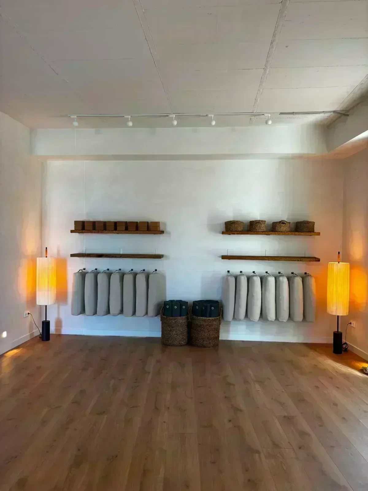 Material de yoga organizado en estanterías de madera