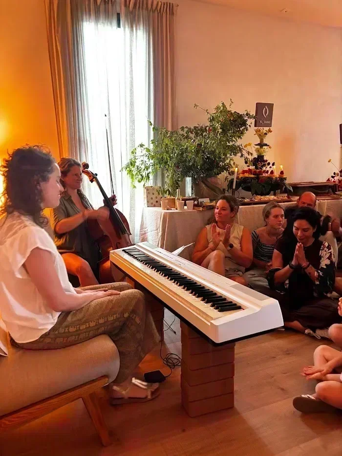 Encuentro de música en directo en la sala de YogaBond
