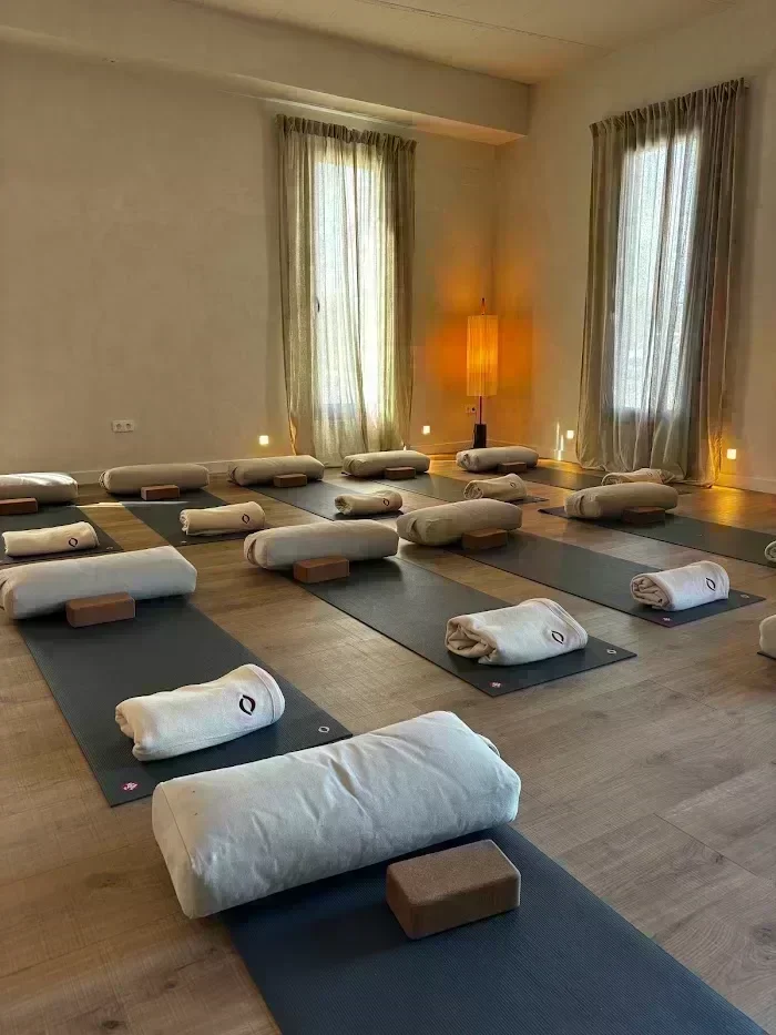 Esterillas y mantas preparadas para la práctica en YogaBond