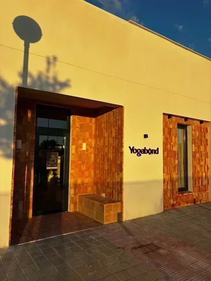 Entrada exterior del estudio YogaBond al atardecer