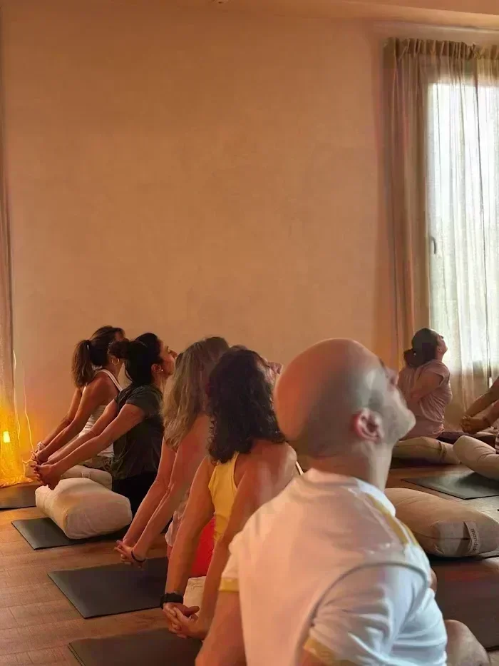 Clase de yoga en grupo en la sala de YogaBond